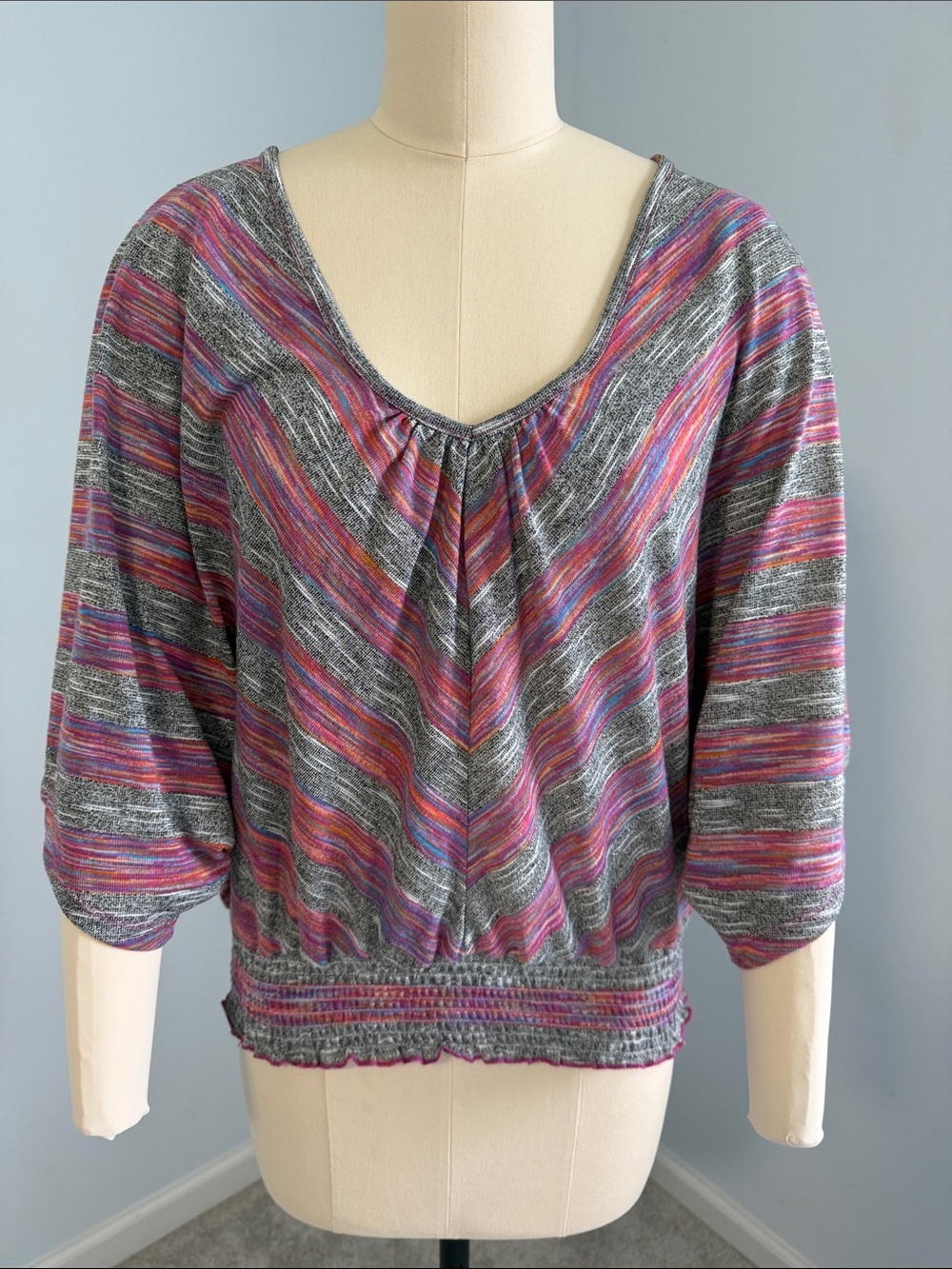 Almost Famous Striped Heathered V-Neck Women’s Top in Gray and Pink SZL